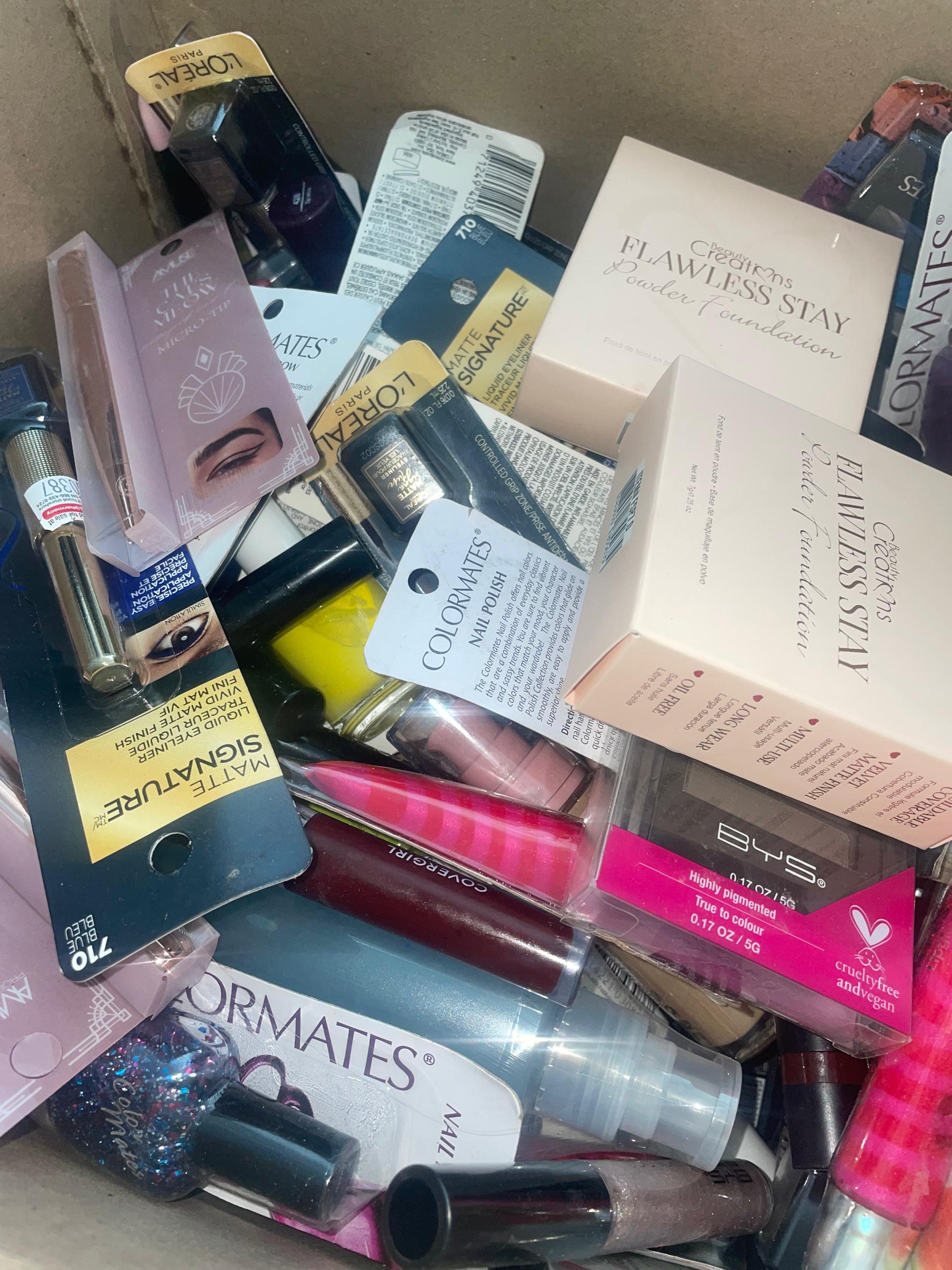 Caja de Cósmeticos Surtida - 200 Productos (1.4$/Unidad)
